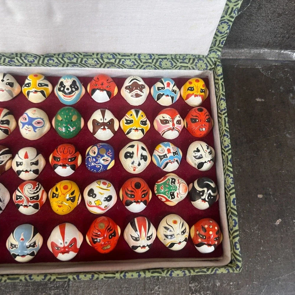 50 CHINESE THEATER PEKING OPERA FACES MASKS‎ IN CASE -